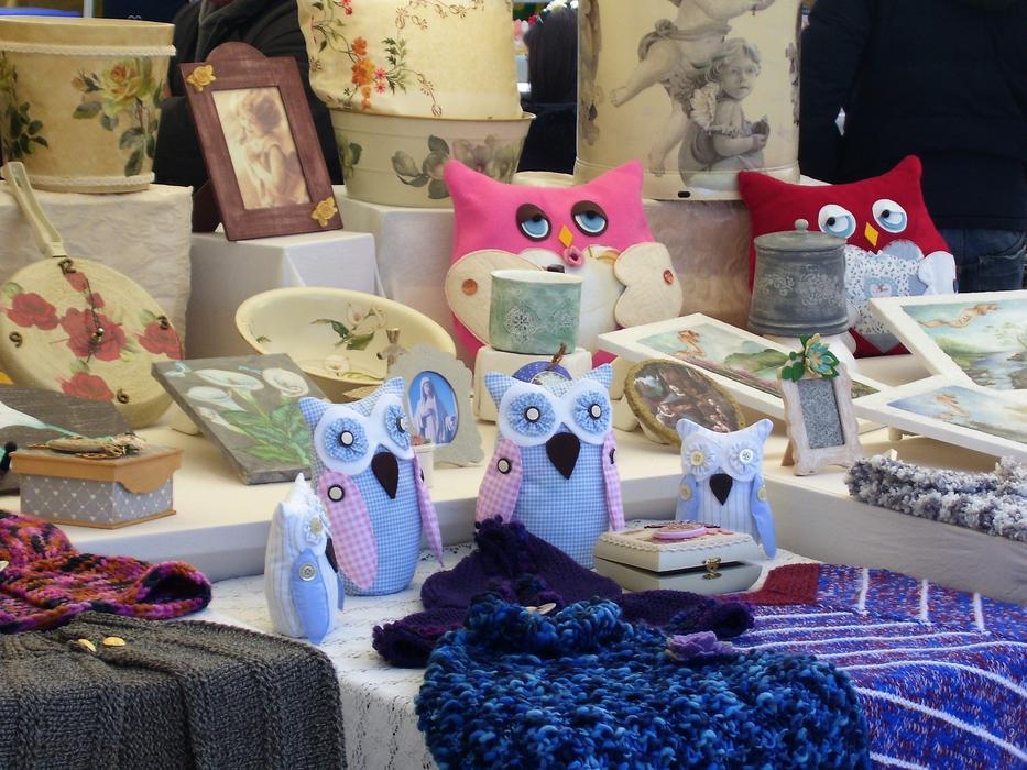 selling cups and plates of owls