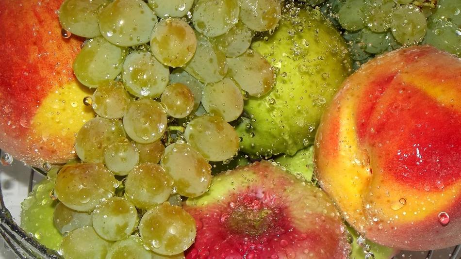 sweet grapes with apples in water
