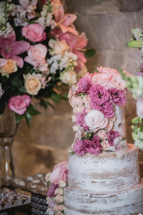 Flowers roses vase is beautiful