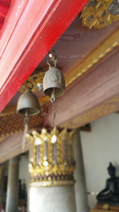 calls on the roof of the chinese