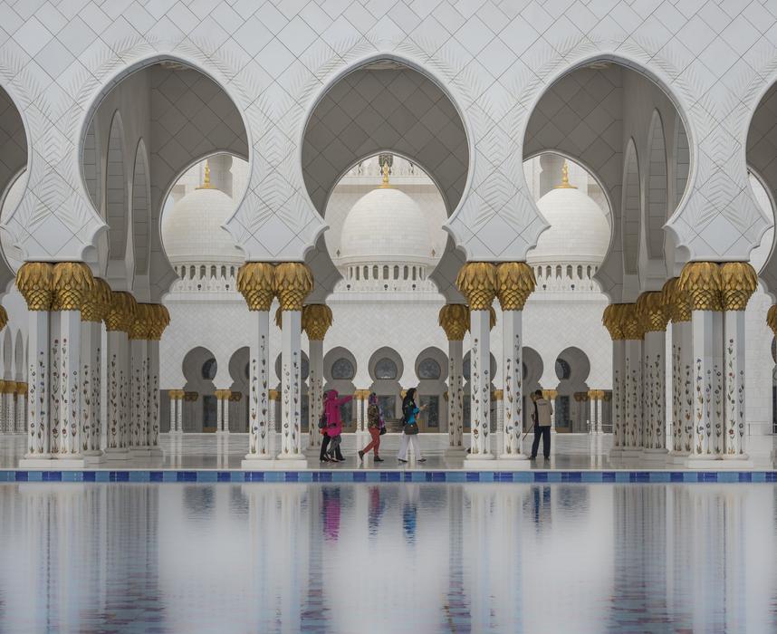 The mosque inside the arch