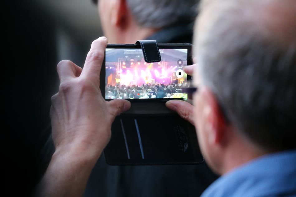 Man recording stage with phone on Sommerfest