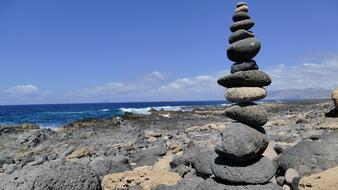 rocks a lot against the sea