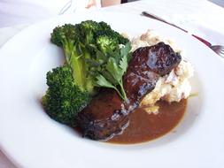 roasted ribs in sauce