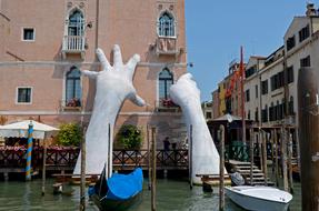 sculpture giant hands, venice