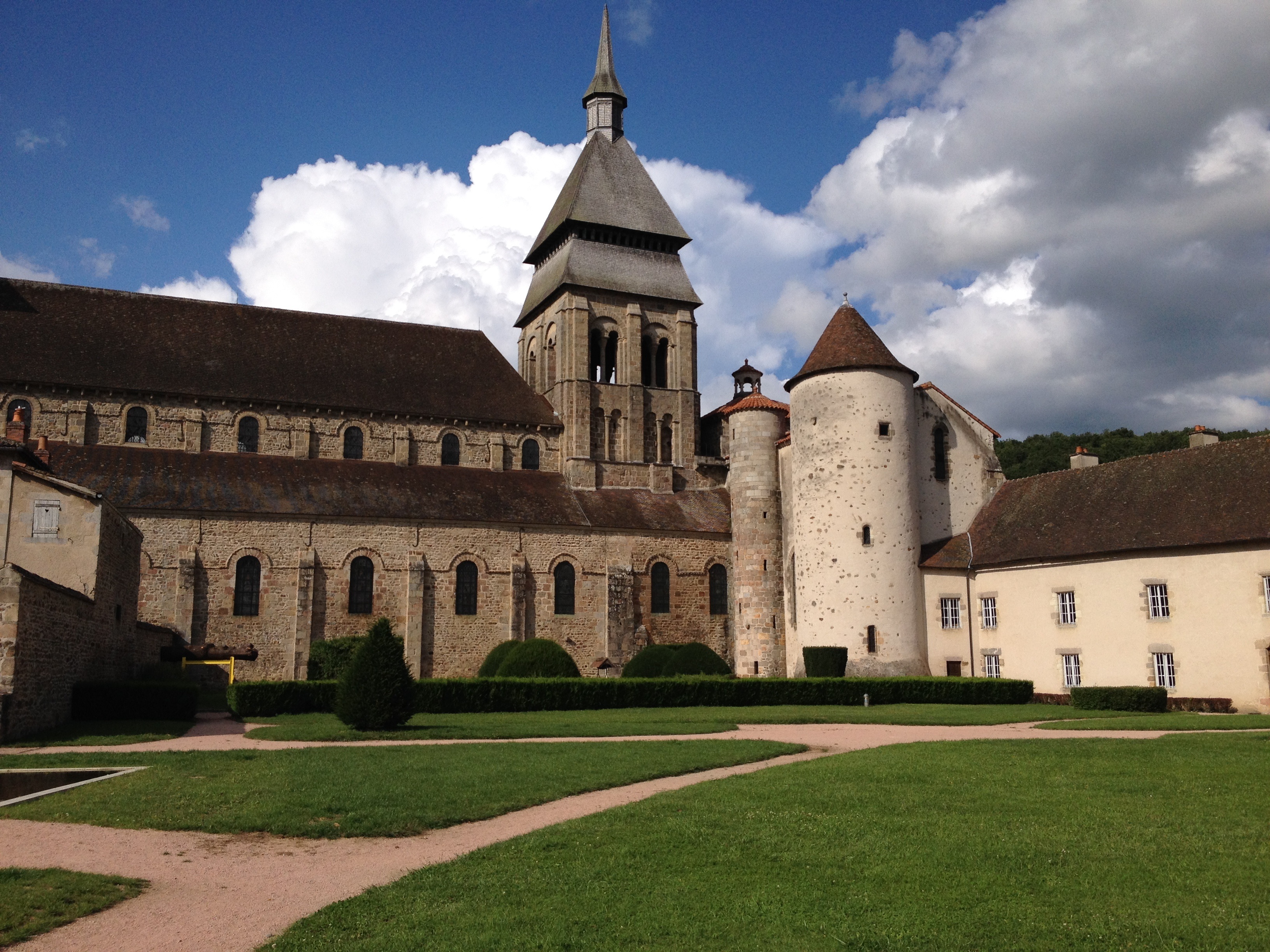 Какой самый большой монастырь в европе. Средневековый монастырь Западной Европы. Аббатство Фонтевро Франция. Средневековые монастыри Франции. Аббатство Клюни во Франции.