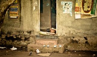 The poverty of the People sleeping in ruins