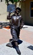 Statue Newspaper man bronze