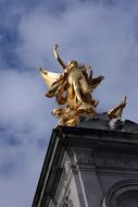 golden queen statue in london