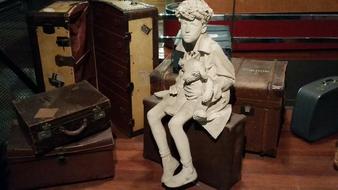 Statue Child with toy
