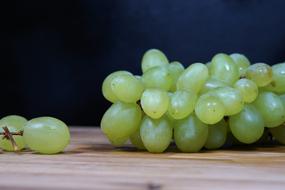 green grapes are delicious