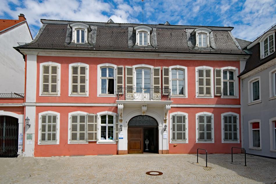 Beautiful orange and white Rabaliatti-House in Schlossplatzfest, Germany