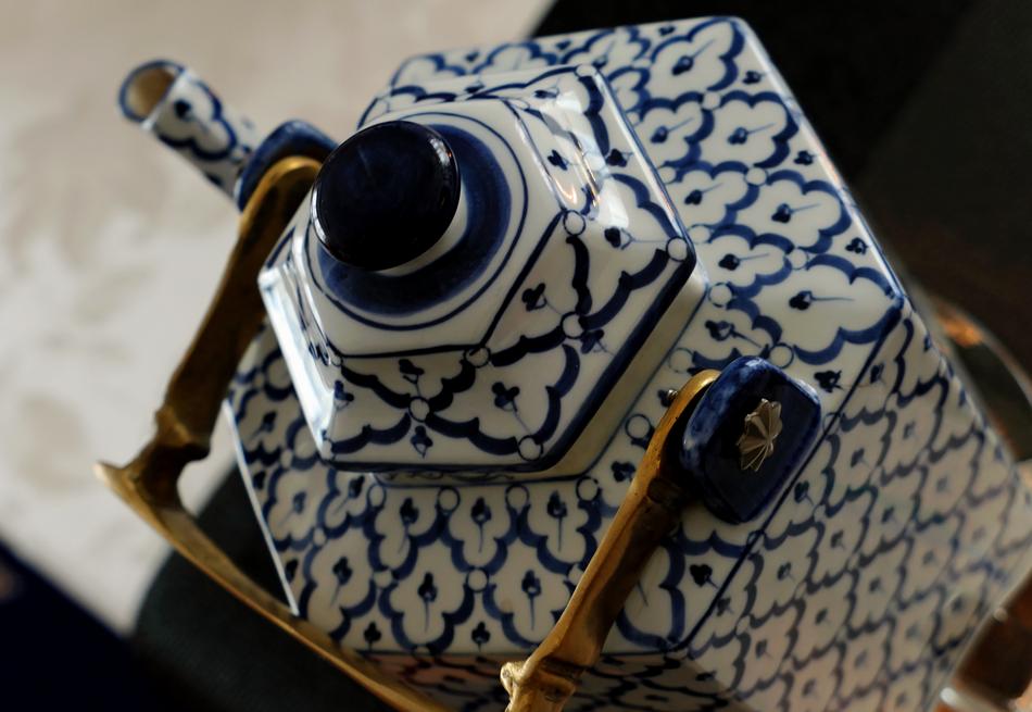 vase blue white