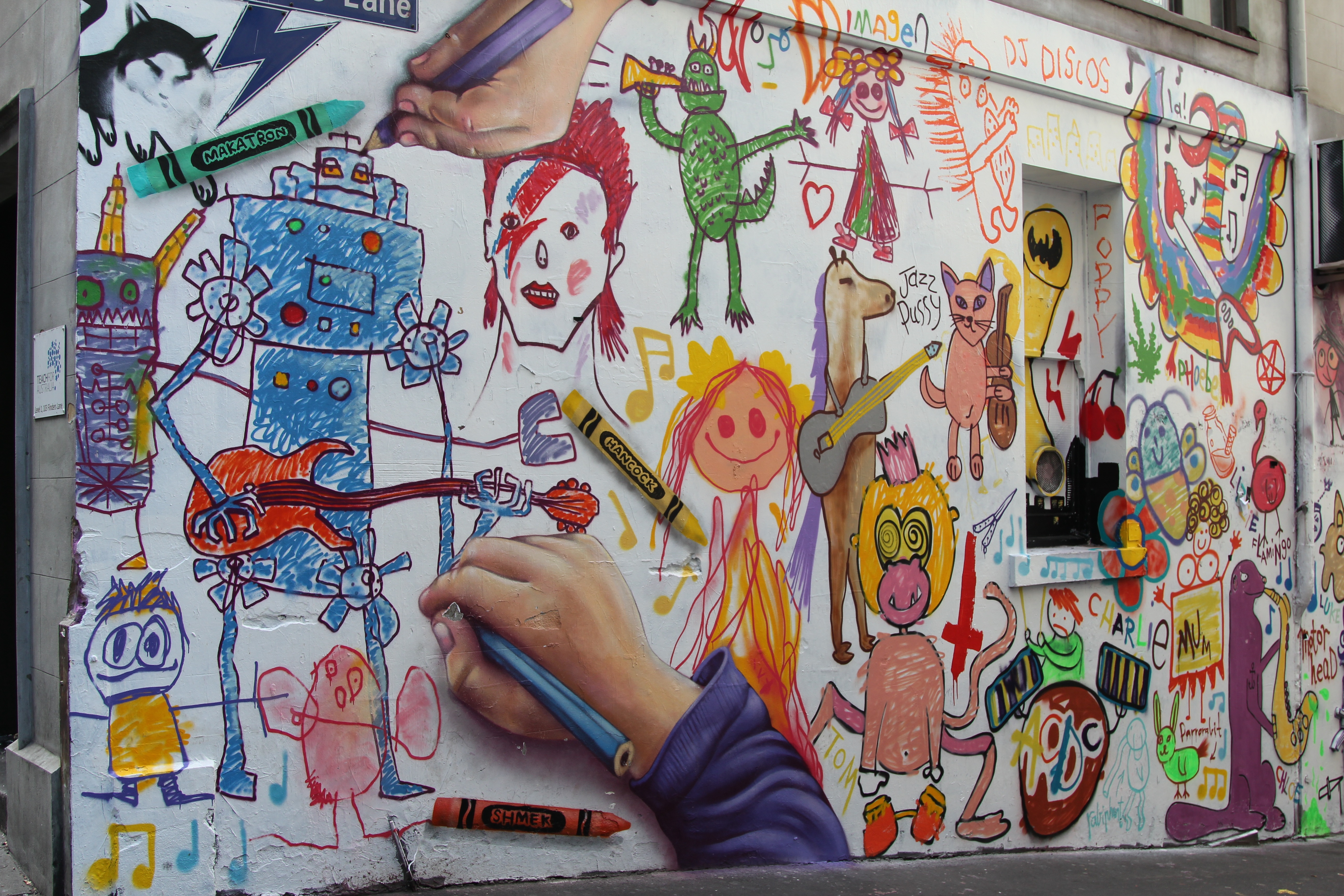 Дети рисуют граффити