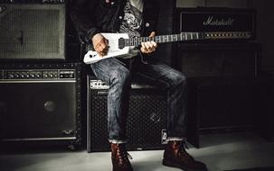 Man guitar