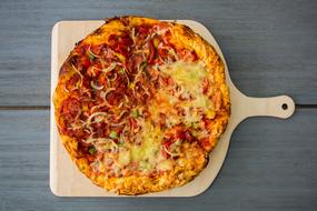Cheese pizza with tomatoes