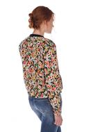 Model Beauty colors sweater
