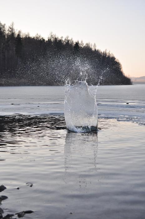 lake water splashing