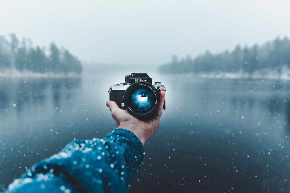 blue-armed photopart by the water