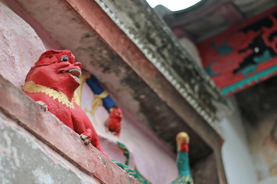 Beast Wall China red statue