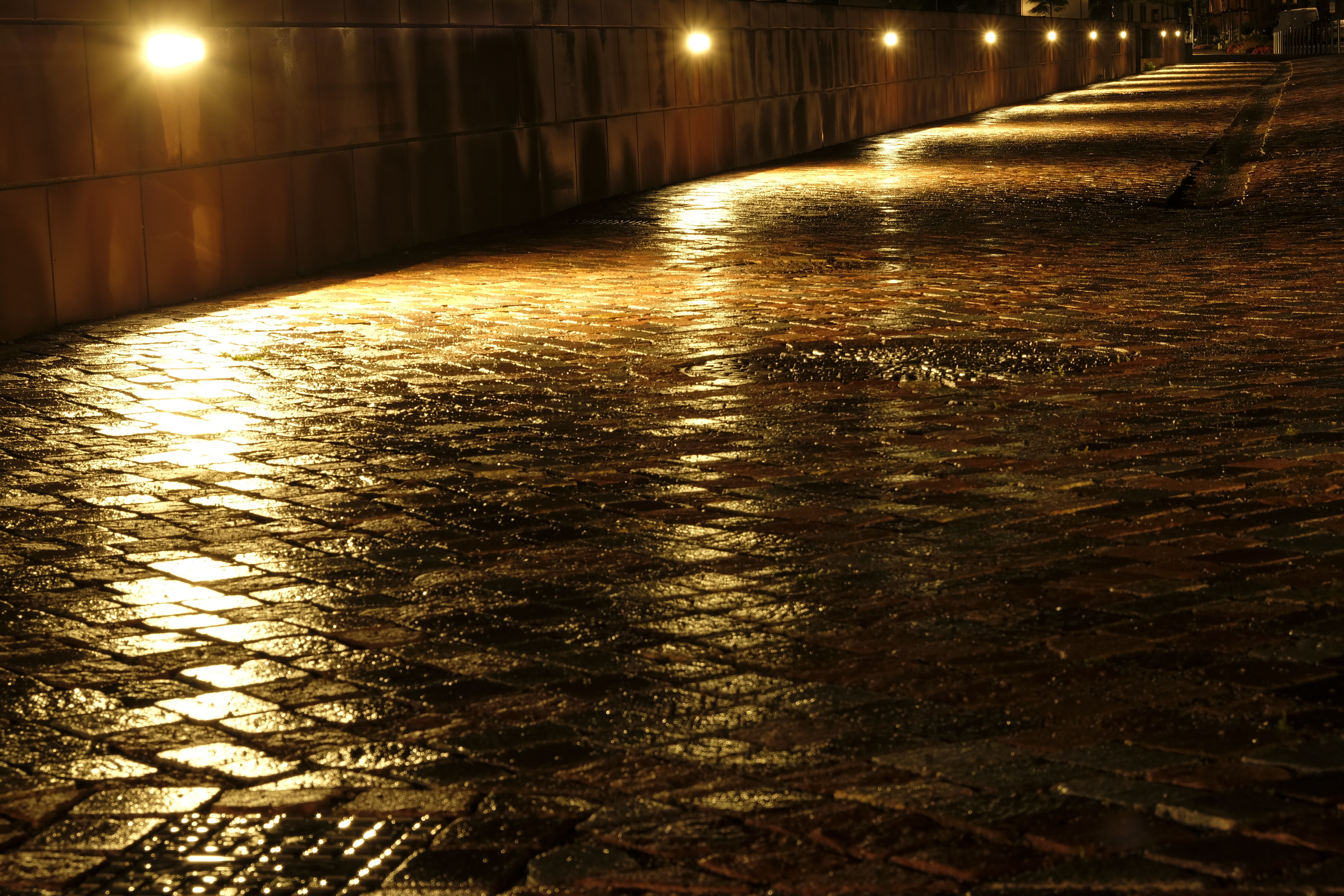 Хороший свет в дождь. Ночь дождь дороги. Мокрые и сухие ночи. Фото мокрые улицы ночь. Ночная мокрая плитка фото.
