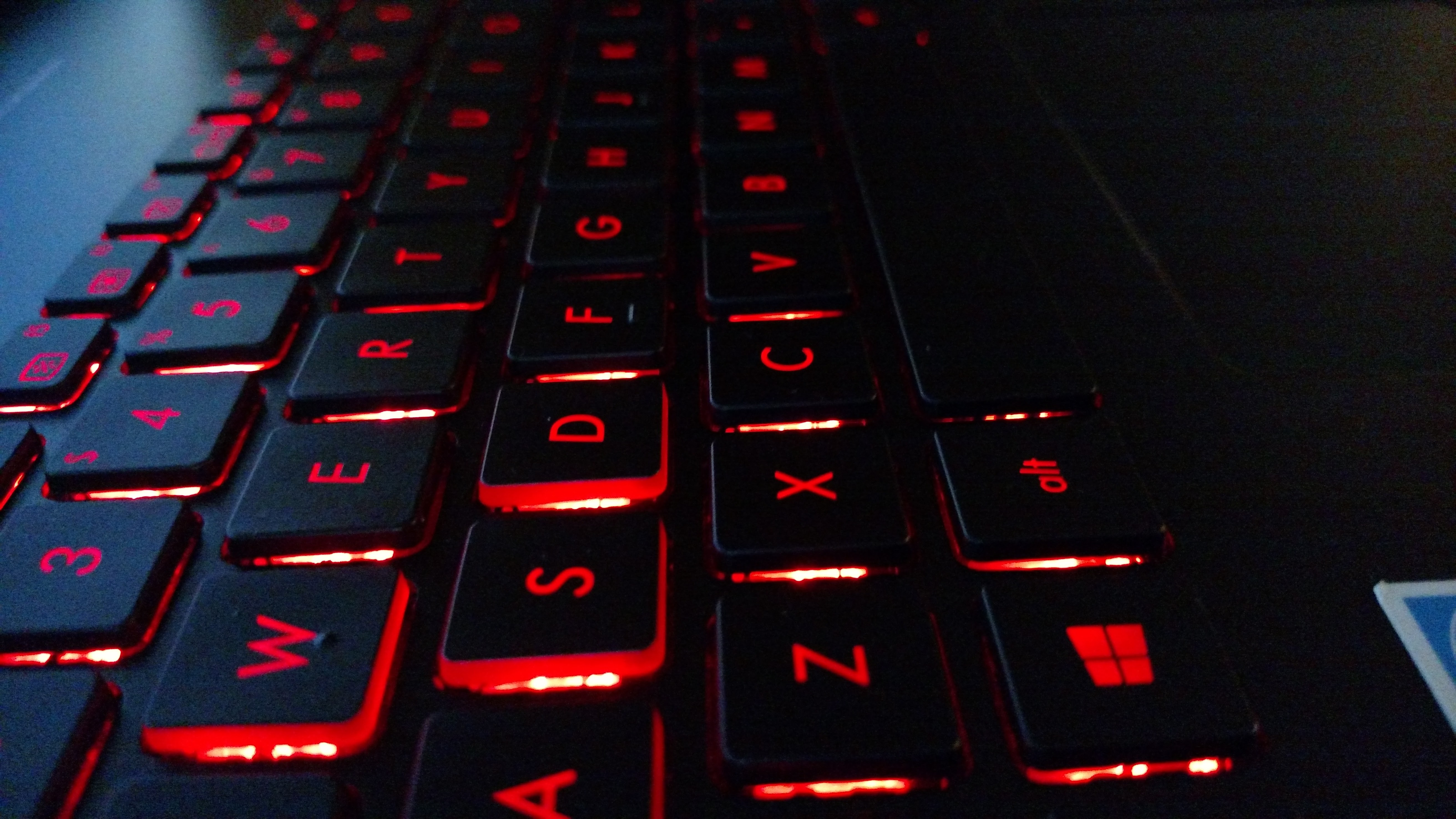 Клавиатура с красной подсветкой на черном фоне