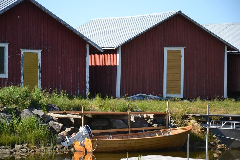 red wooden houses near the lake