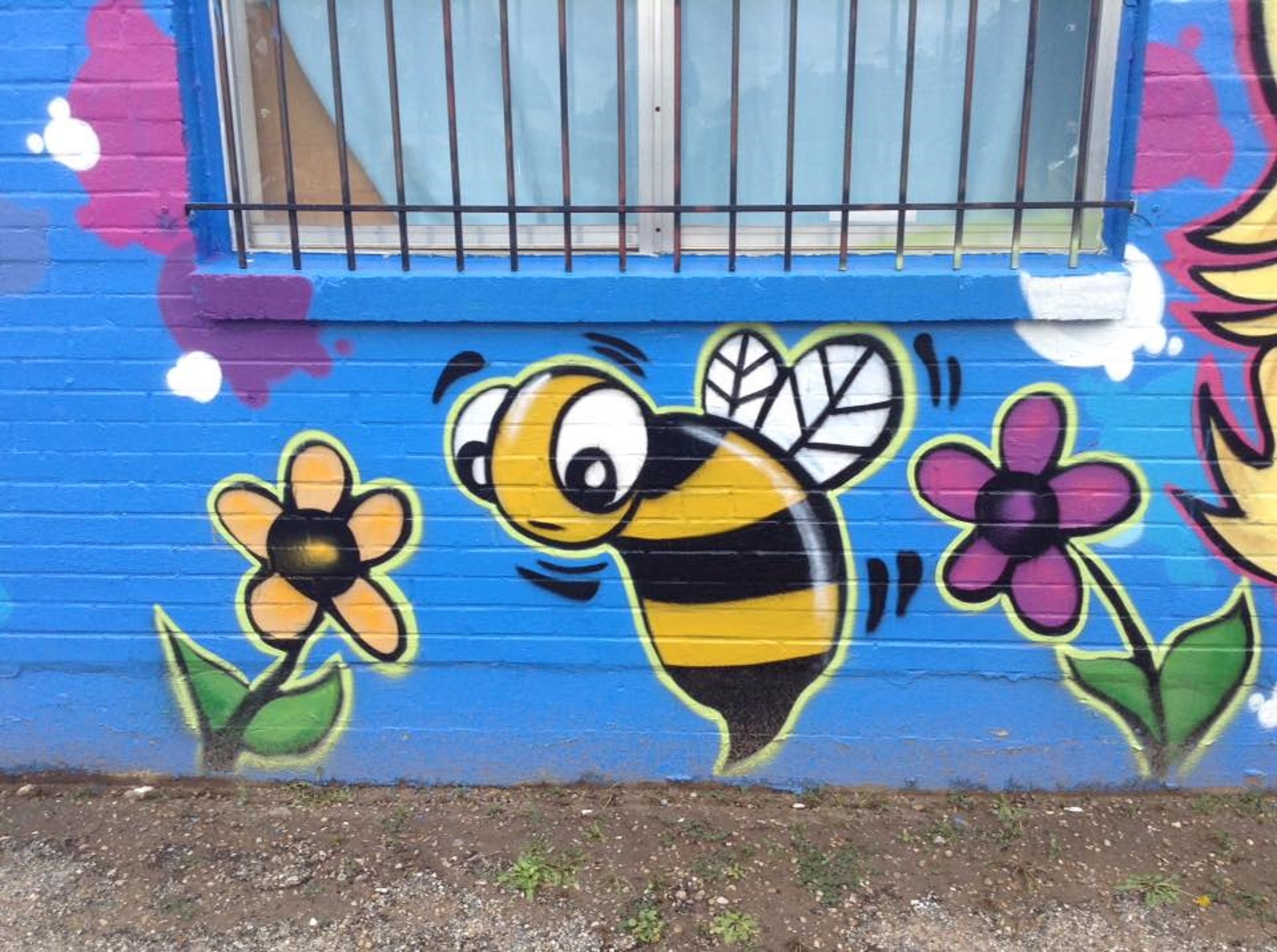Роспись стен пчелы