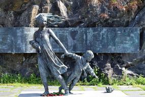 mother child Sculpture Oslo