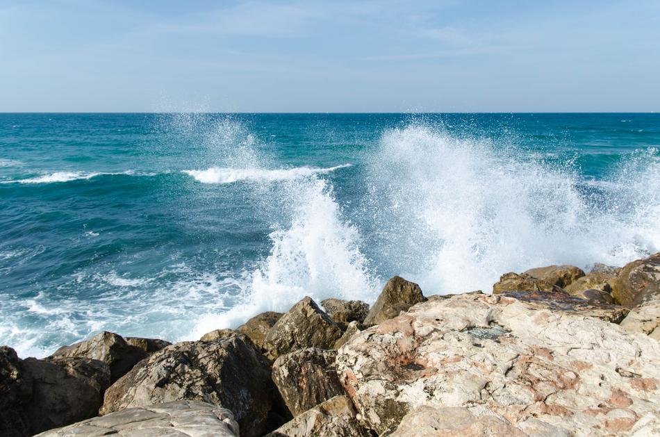 white big wave in the rocks