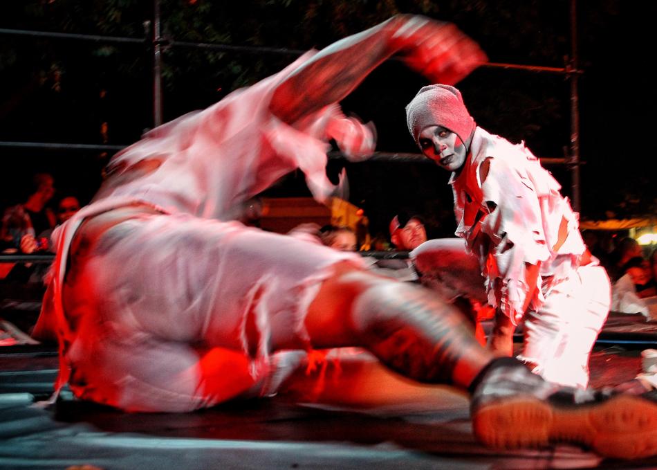 costume zombie performance