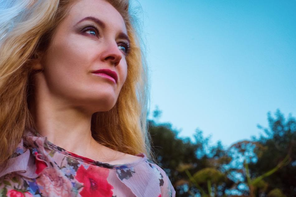 photo portrait of blonde bottom view