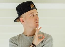 Singer Photoshoot Full-Cap