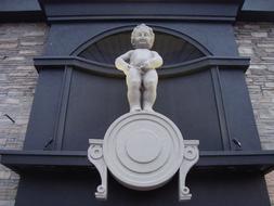 Statue boy pissing