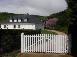 House Gate Home white