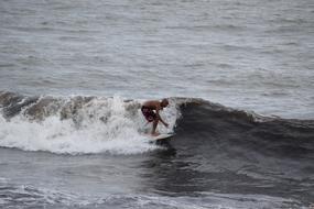 Surfing Onda Sea