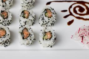 Rice rolls with sesame