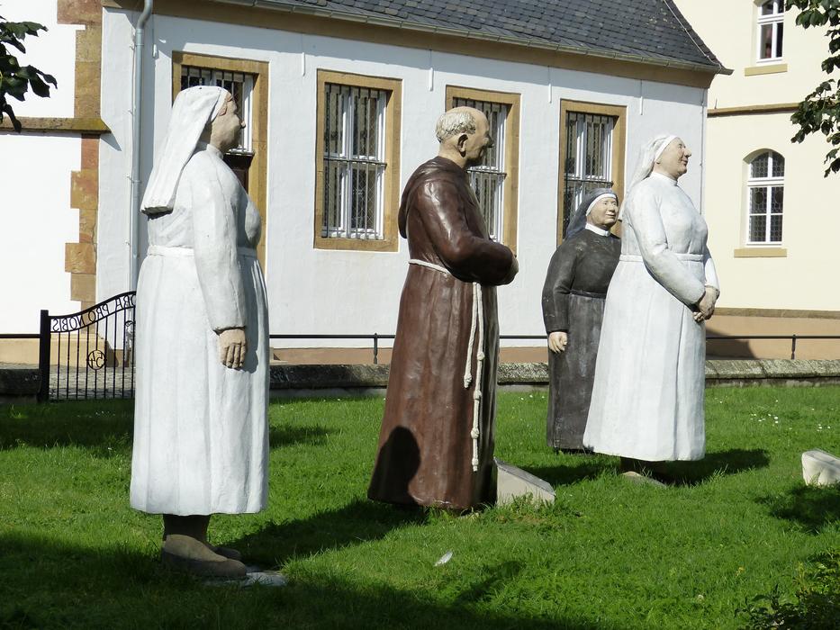 Figure wood people and house