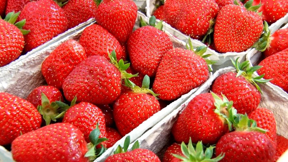 Juicy strawberries in a box