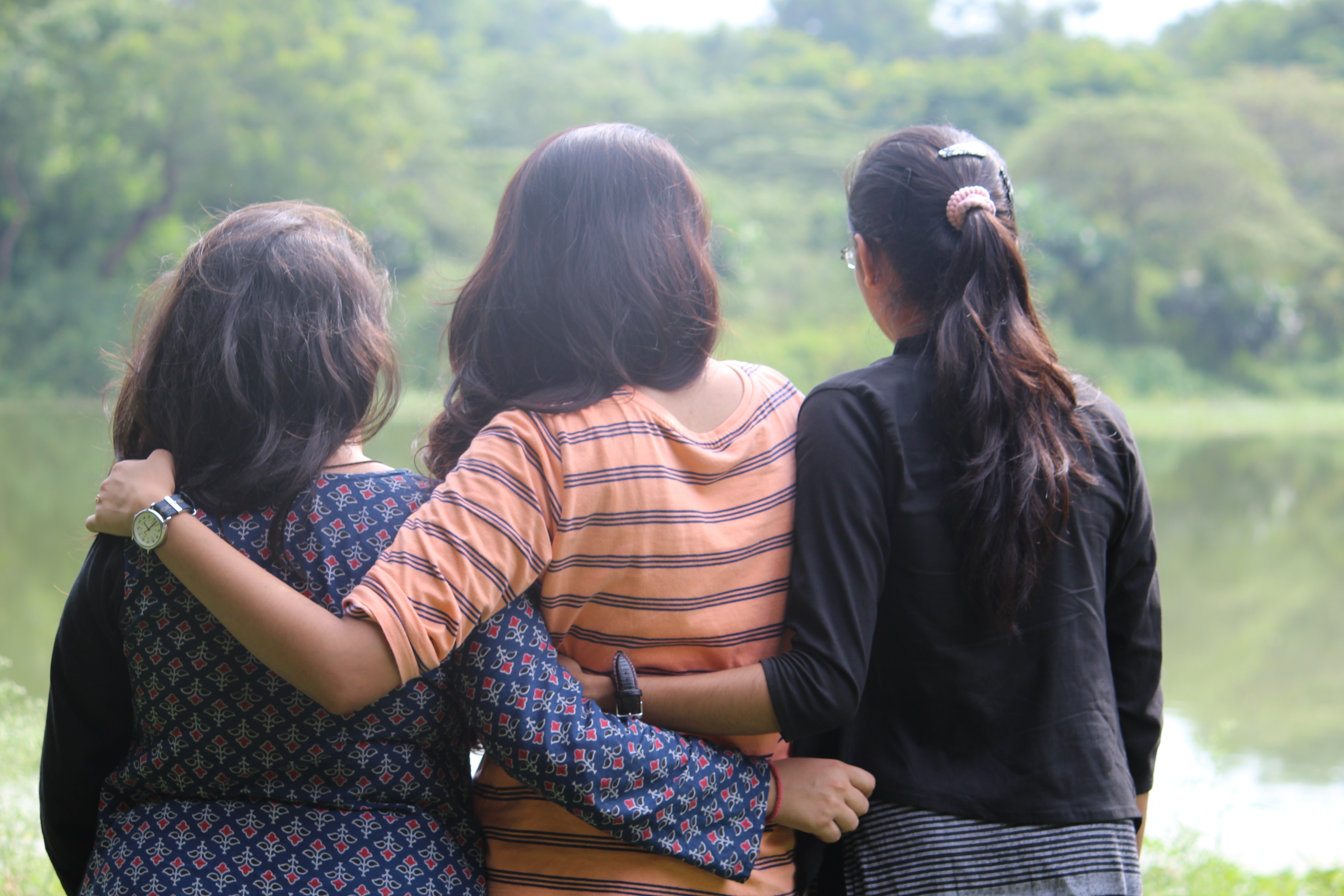 Three women. 3 Девочки спиной. Три сестры со спины. 3 Девушки со спины. 3 Подруги со спины.