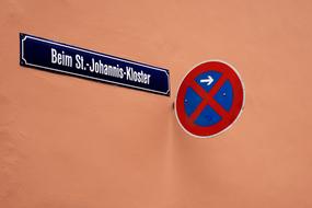 Sign and sign on the wall