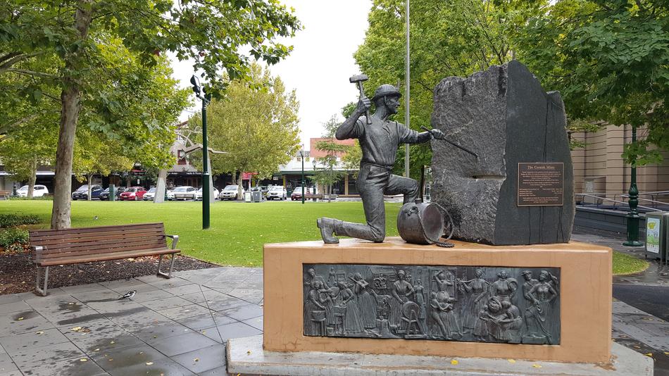 Statue Gold Digger Bendigo