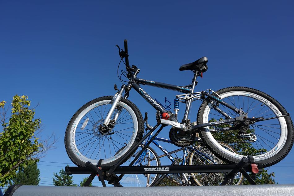 mountain bike on the roof of the car