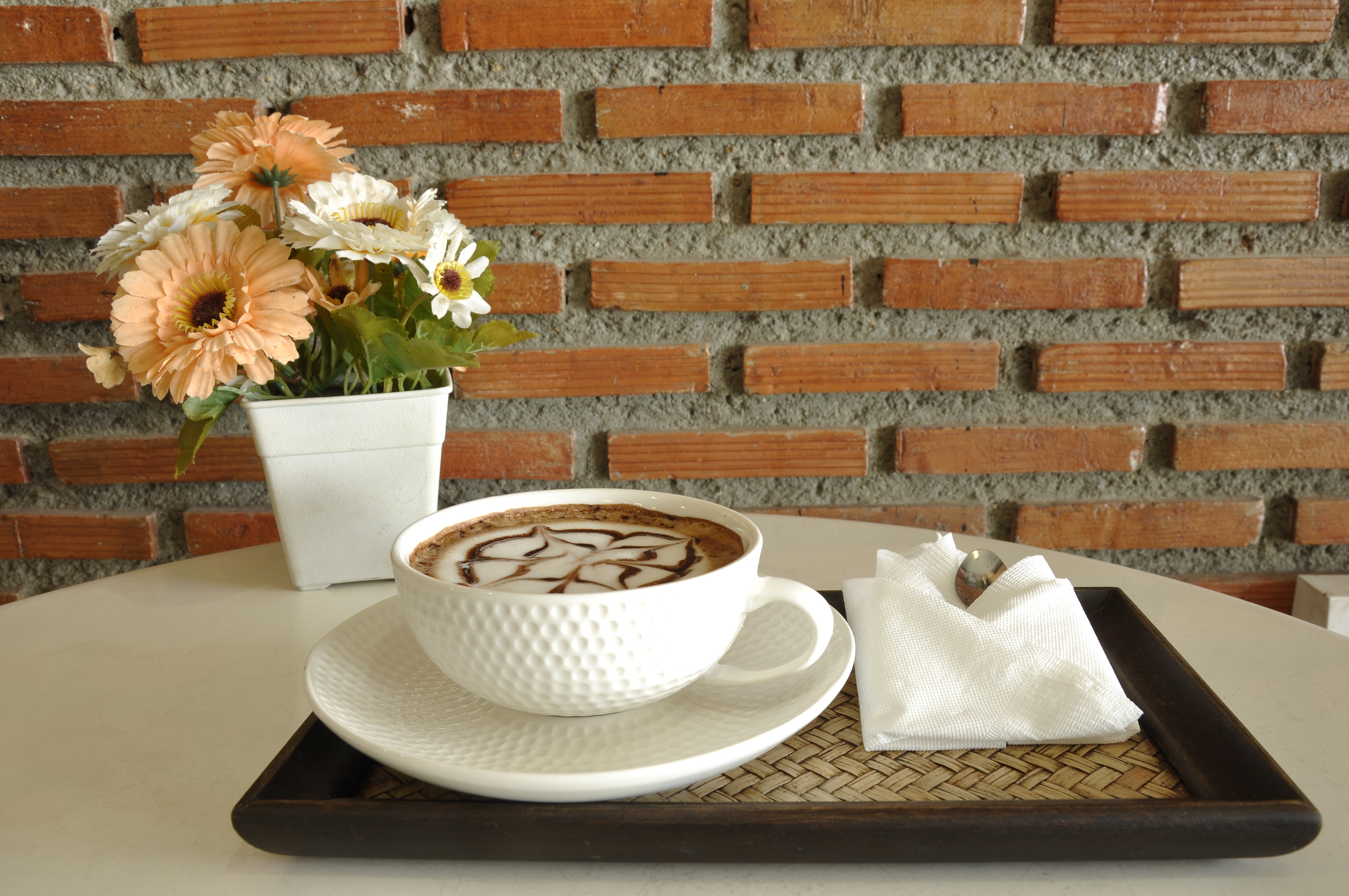 Чашка кофе на фоне стены