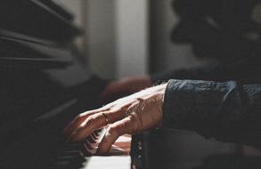 People Hand Ring piano