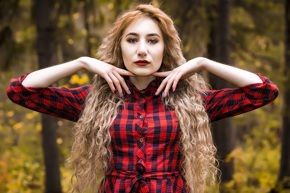 portrait of a girl in the autumn forest with a blurred background