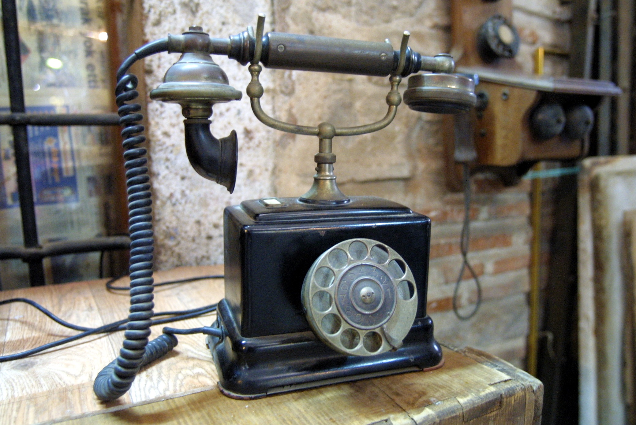 Включи звук старый телефон. Первый телефонный аппарат. Старинный телефон. Старый телефонный аппарат. Антикварный телефонный аппарат.