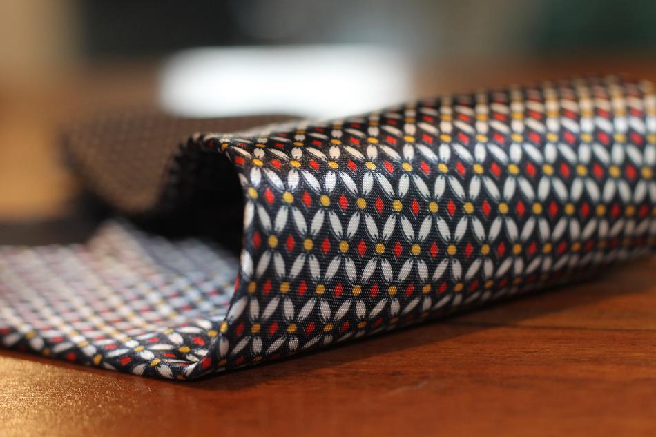 tie Wear on Table