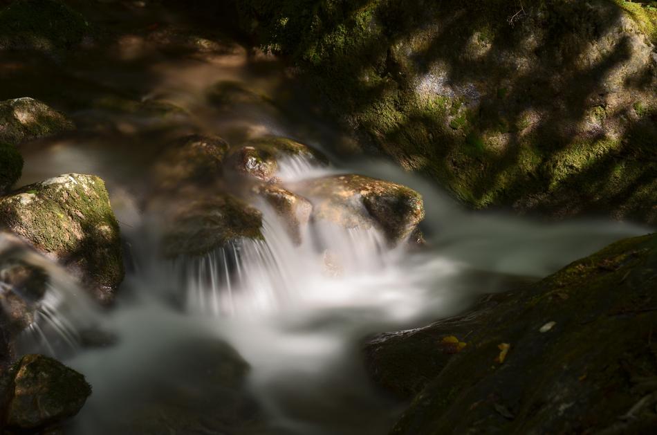 waterfall in the rocksм