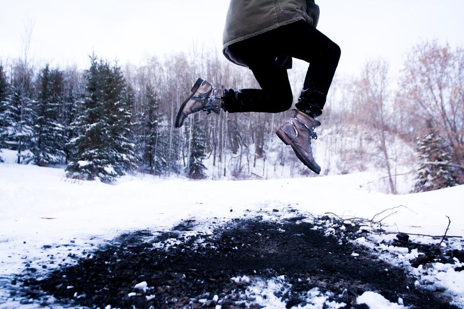 Men feet against the snow